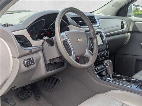 Used 2017 Chevrolet Traverse LT image 2
