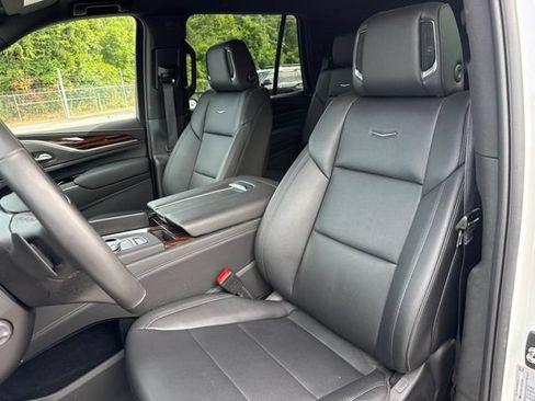 Used 2024 Cadillac Escalade Luxury RWD image 13