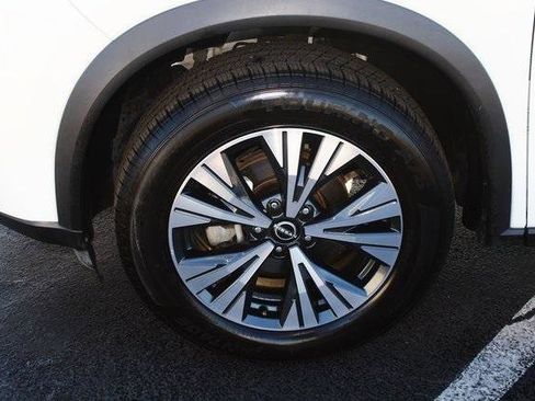 Used 2023 Nissan Rogue SV image 2