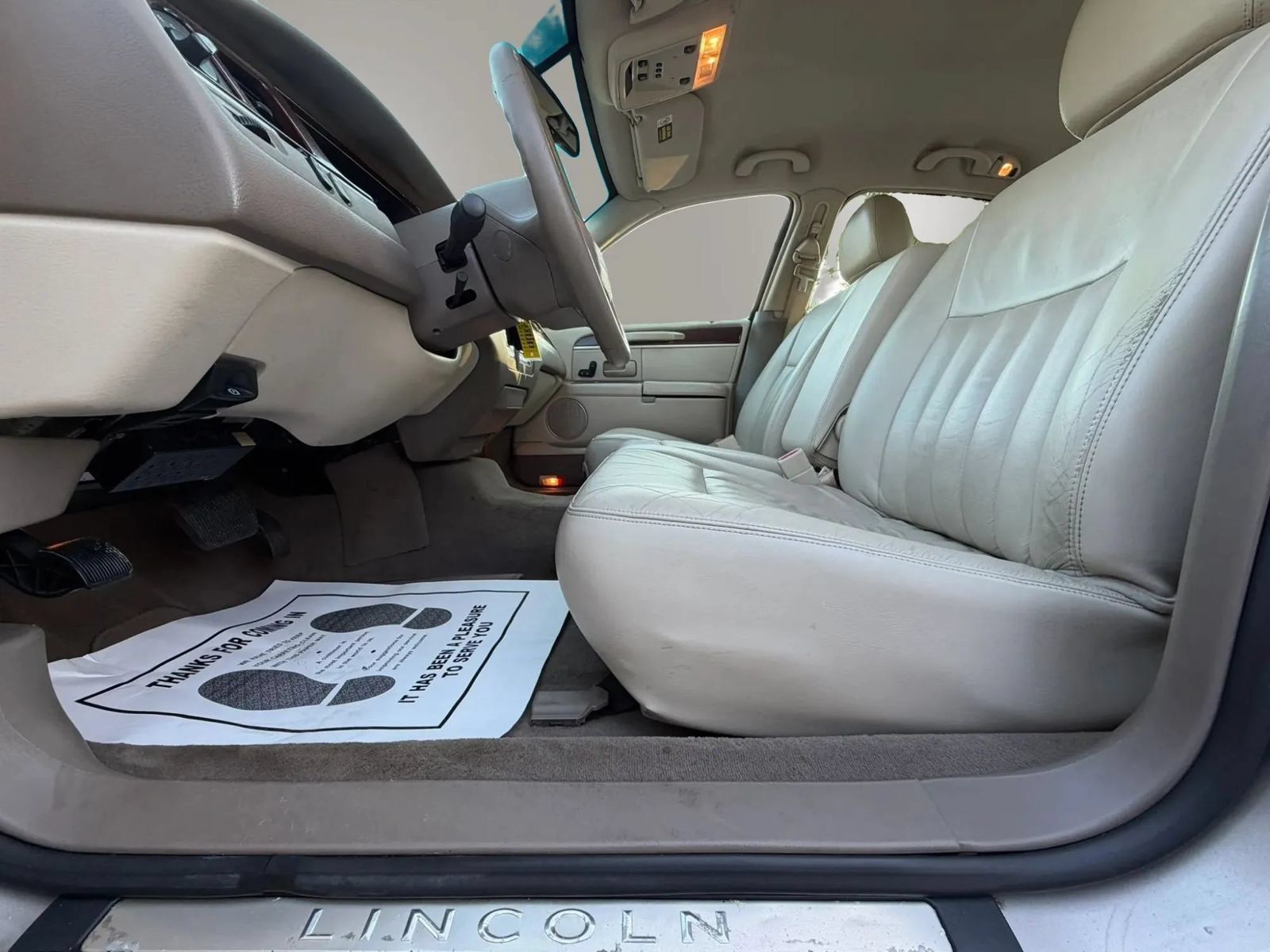 Used 2003 Lincoln Town Car Executive RWD image 11