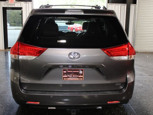 Used 2014 Toyota Sienna XLE FWD image 4