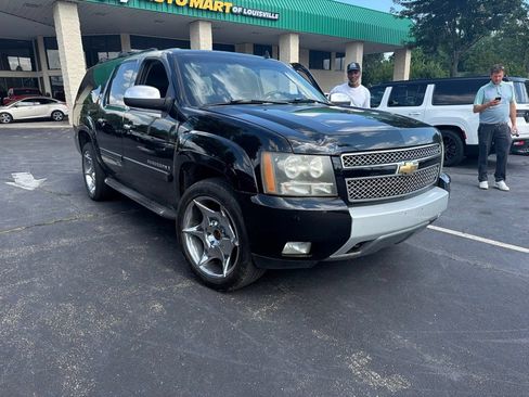 Used 2007 Chevrolet Suburban LT w/ LT Preferred Equipment Group AWD/4WD image 1