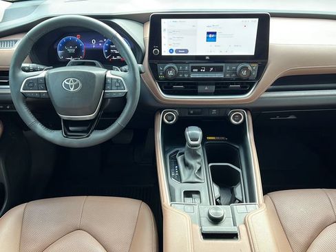 Used 2025 Toyota Grand Highlander AWD image 12