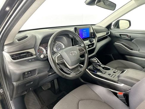 Used 2024 Toyota Highlander LE AWD/4WD image 17