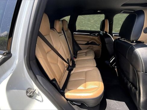 Used 2018 Porsche Cayenne Platinum Edition w/ Premium Package Plus image 25