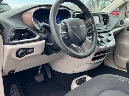 Used 2017 Chrysler Pacifica Touring image 6