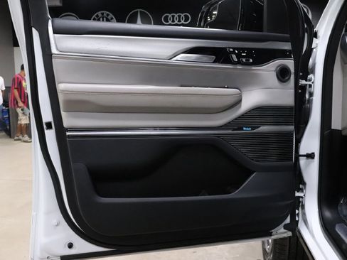 Used 2023 Jeep Grand Wagoneer Series II w/ Premium Group II image 9