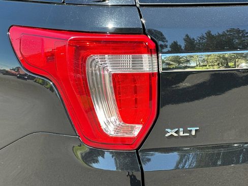 Used 2018 Ford Explorer XLT w/ Equipment Group 202A AWD/4WD image 28
