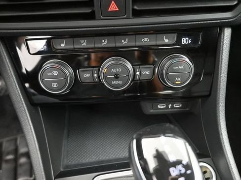 Used 2024 Volkswagen Jetta SE FWD image 4