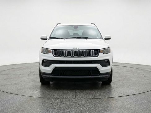 Used 2025 Jeep Compass Latitude image 2