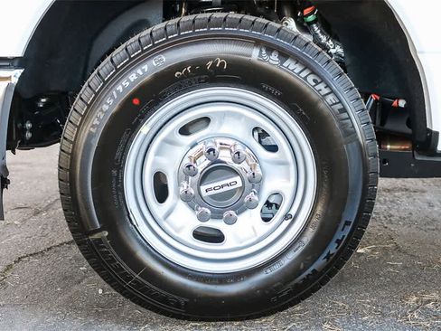 New 2026 Ford F250 XL w/ XL Chrome Package image 18