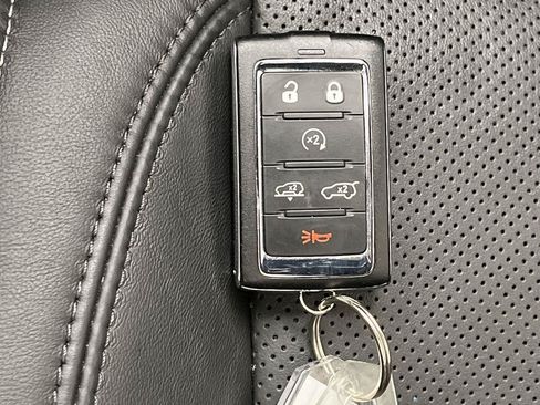 Used 2023 Jeep Wagoneer Series III w/ Premium Group I AWD/4WD image 31