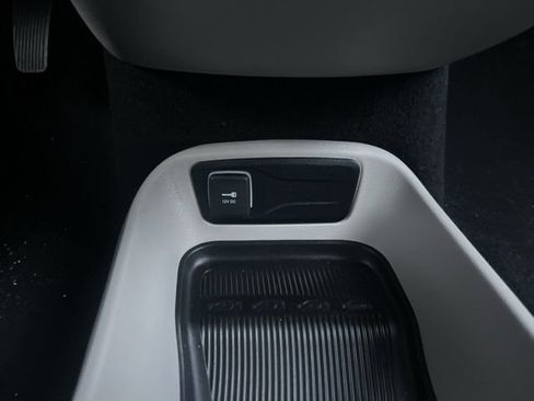 Used 2022 Chrysler Voyager LX image 28