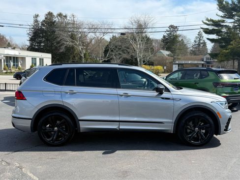 Certified 2024 Volkswagen Tiguan SE R-Line image 8