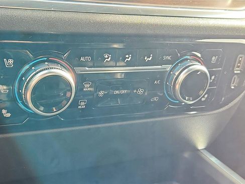 Used 2024 GMC Sierra 2500 SLT w/ SLT Premium Package image 32