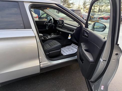 Used 2024 Mitsubishi Outlander SE image 11