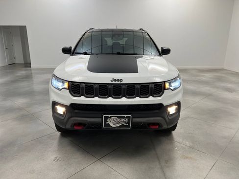Used 2025 Jeep Compass Trailhawk AWD/4WD image 2