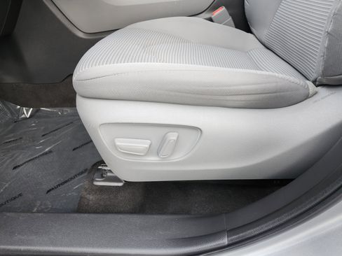 Used 2023 Toyota Highlander LE AWD/4WD image 25