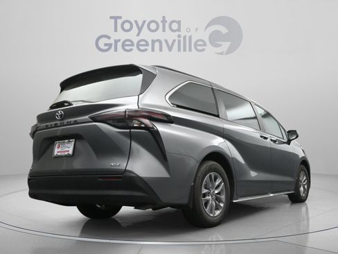 Used 2026 Toyota Sienna XLE FWD image 15