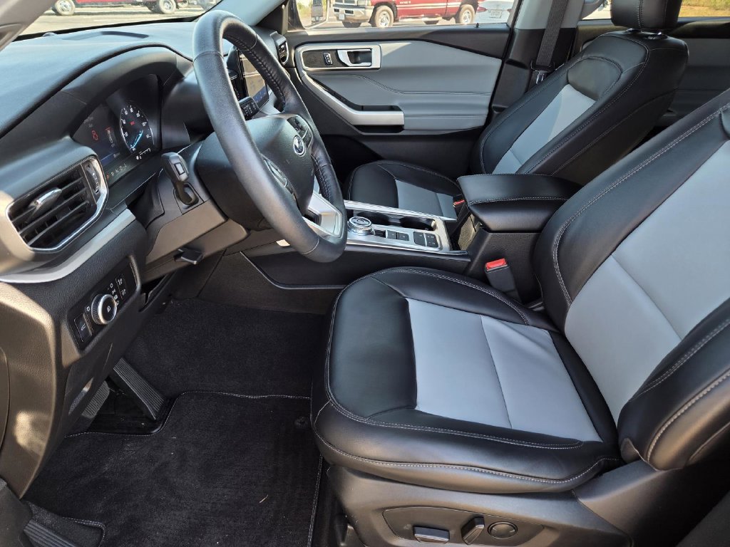 Used 2023 Ford Explorer XLT w/ Equipment Group 202A RWD image 11