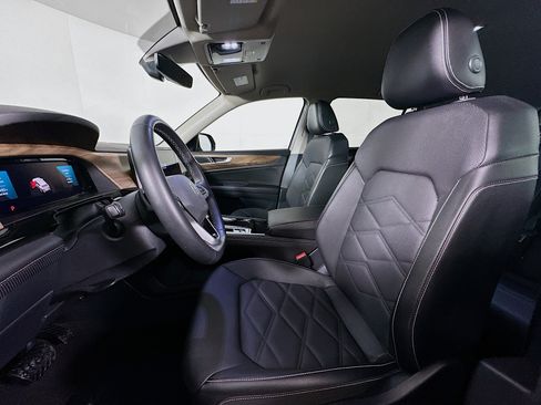 Used 2025 Volkswagen Atlas SE image 13