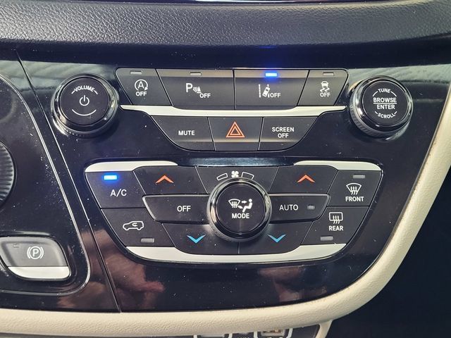 Used 2023 Chrysler Pacifica Touring-L FWD image 21