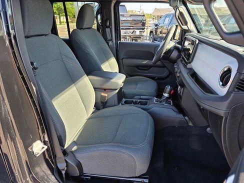 Used 2025 Jeep Wrangler Sahara image 17