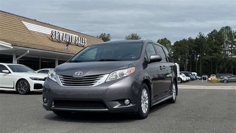 Used 2017 Toyota Sienna XLE w/ XLE Navigation Package FWD image 2