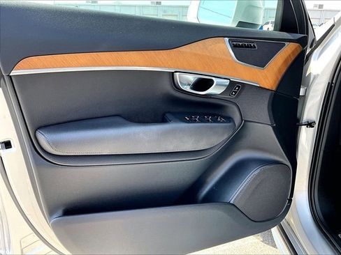 Used 2022 Volvo XC90 T6 Momentum w/ Climate Package image 9