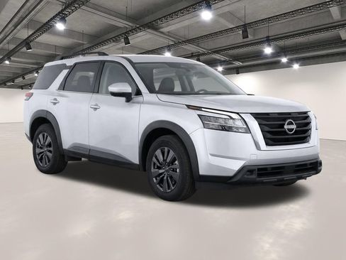 Used 2024 Nissan Pathfinder SV FWD image 2