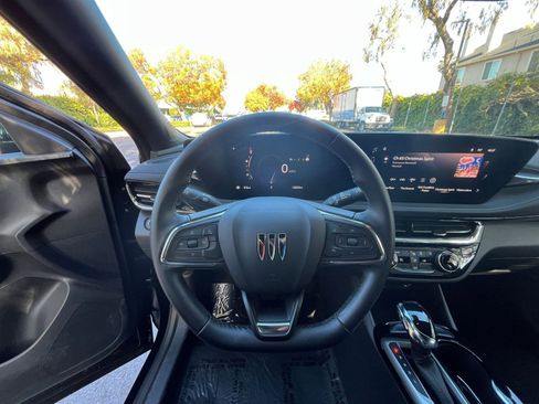 Used 2025 Buick Envista Sport Touring image 32