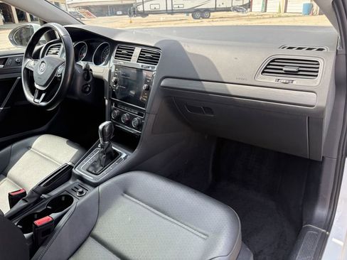 Used 2019 Volkswagen Golf SE image 26