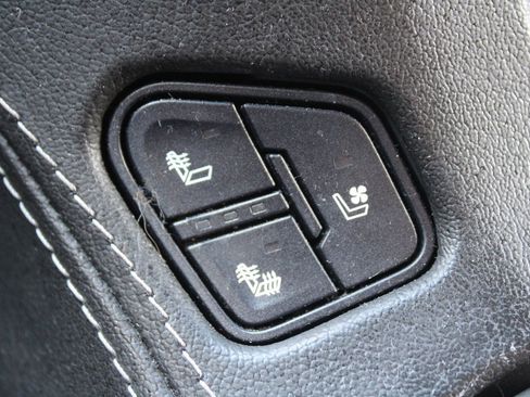 Used 2019 Chevrolet Suburban Premier w/ Premier Plus Edition image 39