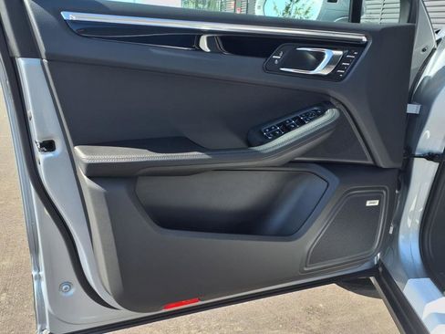 Certified 2025 Porsche Macan image 17