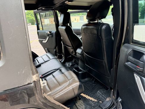 Used 2011 Jeep Wrangler Unlimited Rubicon w/ Dual Top Group AWD/4WD image 12