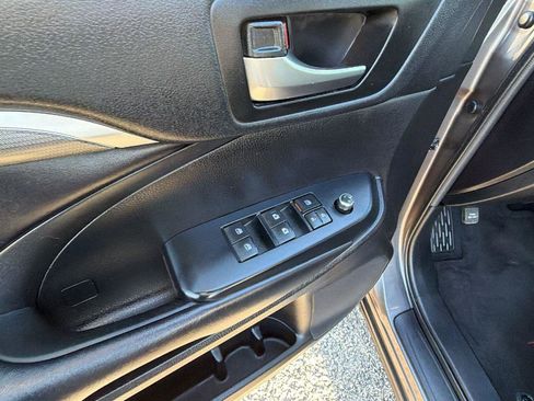 Used 2019 Toyota Highlander SE w/ Nightshade Edition image 12