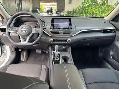 Used 2025 Nissan Altima 2.5 SV FWD image 34