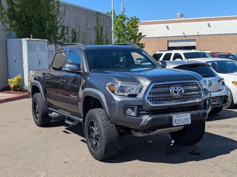 Used 2017 Toyota Tacoma TRD Off-Road w/ Premium & Technology Package image 3