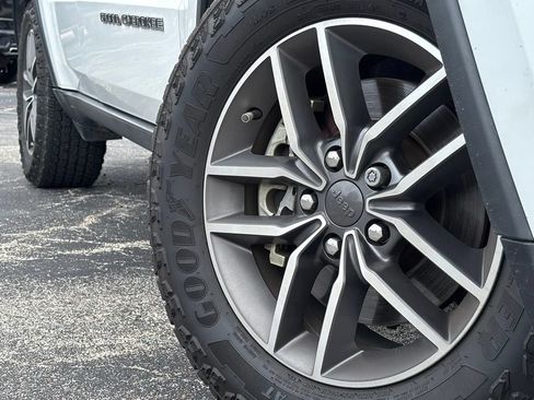 Used 2021 Jeep Grand Cherokee Limited RWD image 2
