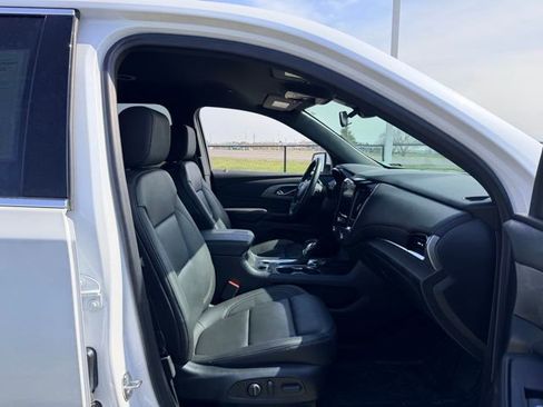 Used 2023 Chevrolet Traverse LT image 11