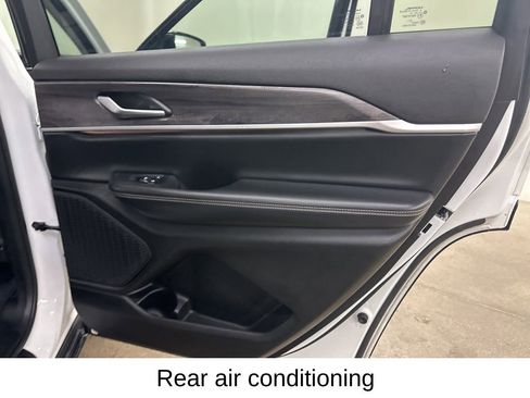 Used 2023 Jeep Grand Cherokee L Limited AWD/4WD image 21