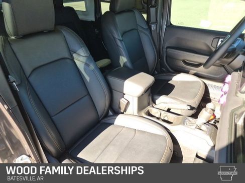 Used 2025 Jeep Wrangler Sahara image 34