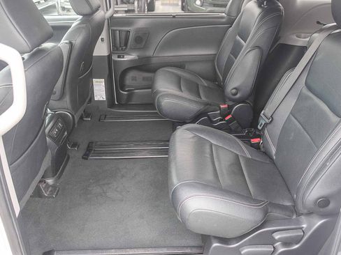 Used 2020 Toyota Sienna SE w/ SE Preferred Package FWD image 19