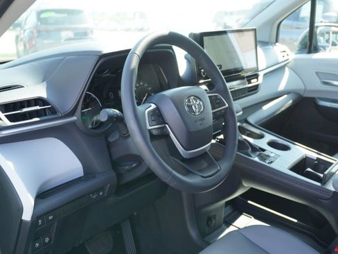 Used 2025 Toyota Sienna XLE image 23