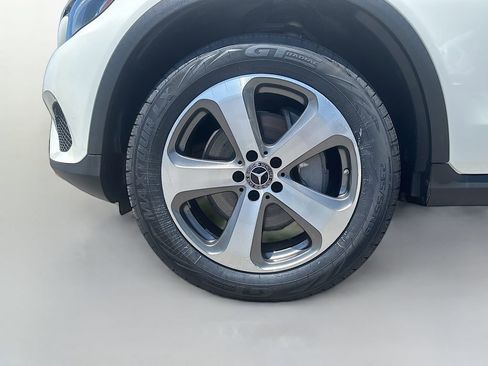 Used 2018 Mercedes-Benz GLC 300 w/ Multimedia Package image 13