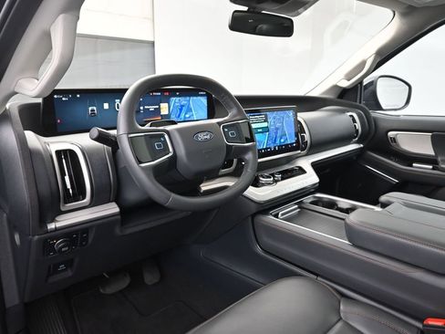 Used 2025 Ford Expedition Active image 21