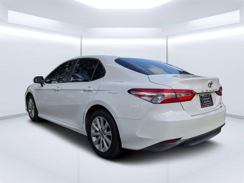 Used 2018 Toyota Camry LE image 5