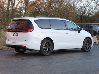 New 2026 Chrysler Pacifica Limited w/ S Appearance Package