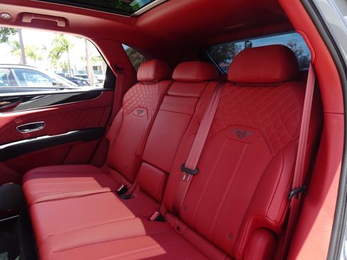 Used 2023 Bentley Bentayga AWD/4WD image 17