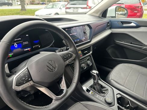 Certified 2022 Volkswagen Taos SE image 6